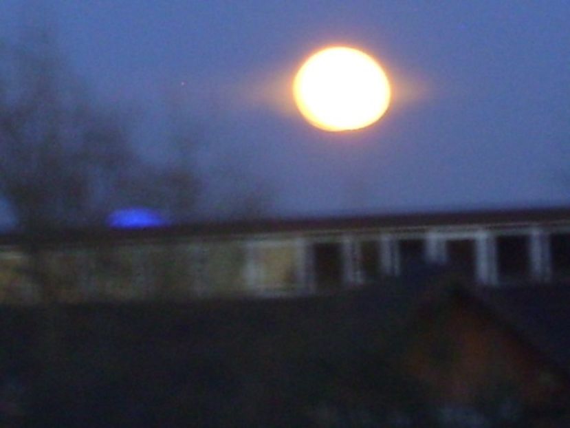 Luna plina in Leu si eclipsa penumbrala - Luna - Soarele si norii - 1