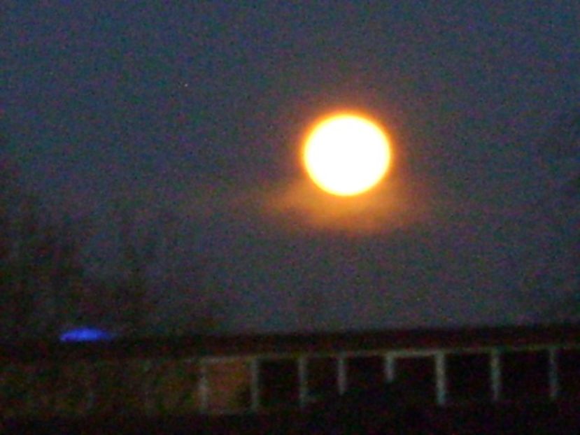 Luna plina in Leu si eclipsa penumbrala - Luna - Soarele si norii - 1