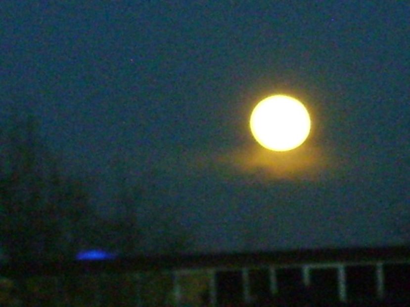Luna plina in Leu si eclipsa penumbrala - Luna - Soarele si norii - 1