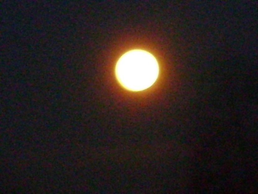 Luna plina in Leu si eclipsa penumbrala - Luna - Soarele si norii - 1