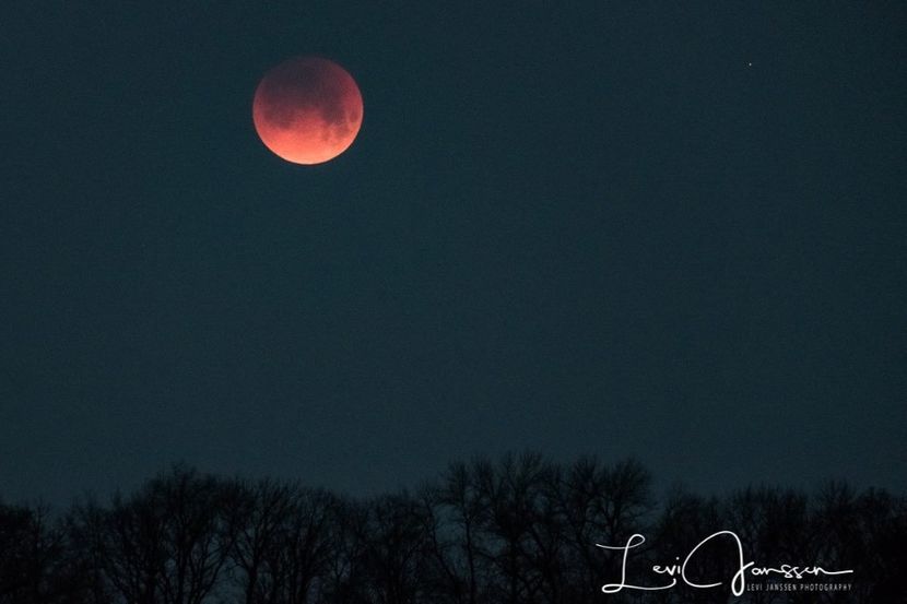 Super Blue Blood Moon Eclipse - Luna - Soarele si norii - 1