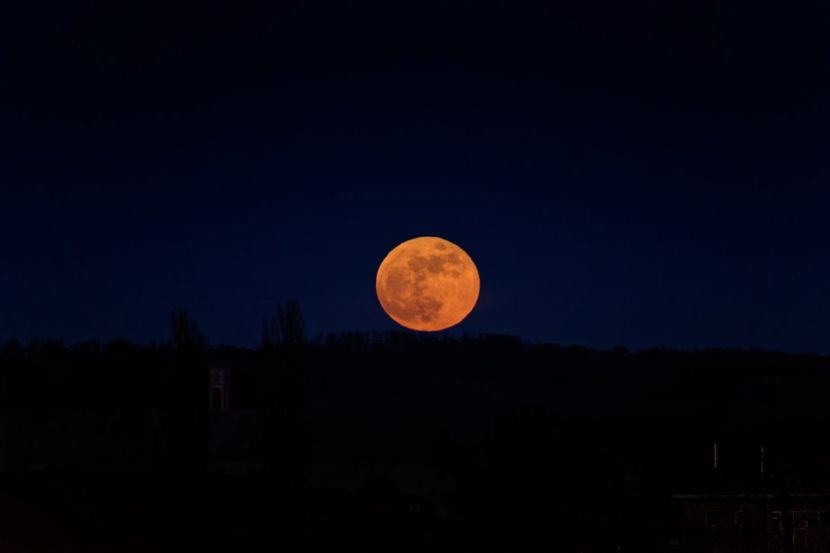 Super Blue Blood Moon Eclipse - Luna - Soarele si norii - 1