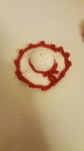  - Haine și jucării lucrate manual