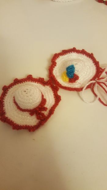  - Haine și jucării lucrate manual