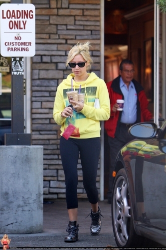 15mjzah - Ashley Tisdale