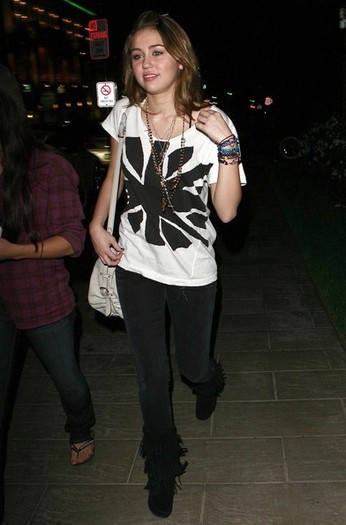 Miley Cyrus Out Dinner P F Chang C1dpRUskGkPl