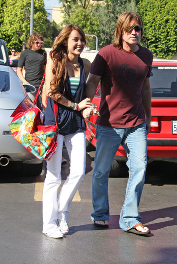 Cyrus Clan Out Billy Ray 47th Birthday 40vfKmSgteBl