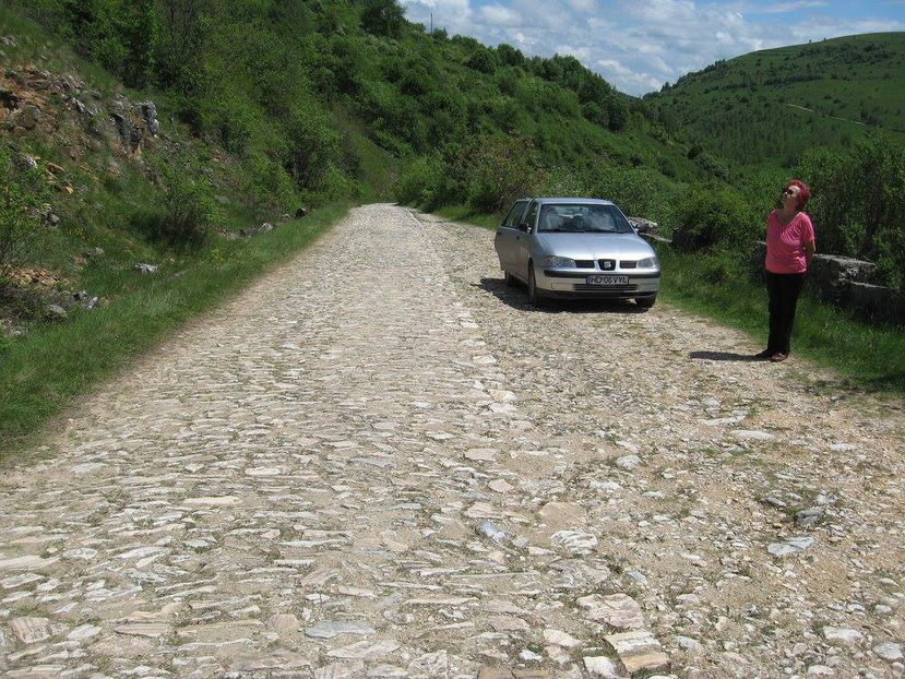 pe o distanta de 1500 metri, cu marmura. - Biserica de marmura