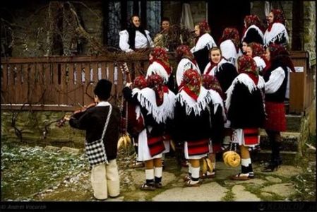  - 4 Clipe din România