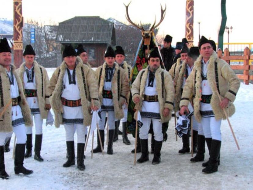  - 4 Clipe din România