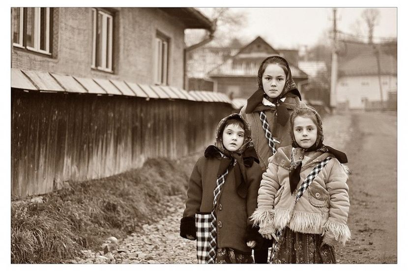  - 4 Clipe din România