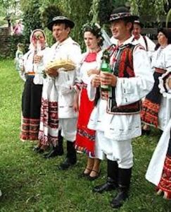  - 4 Clipe din România