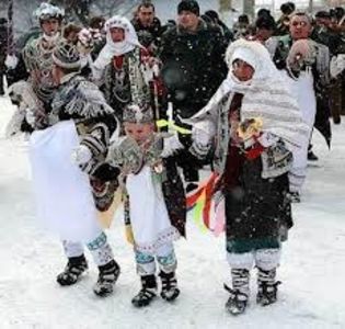  - 4 Clipe din România