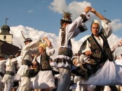  - 4 Clipe din România