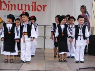  - 4 Clipe din România