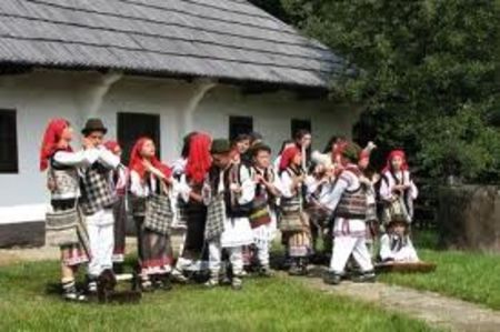  - 4 Clipe din România