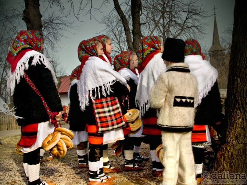  - 4 Clipe din România