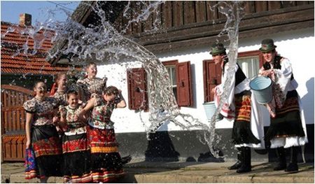  - 4 Clipe din România