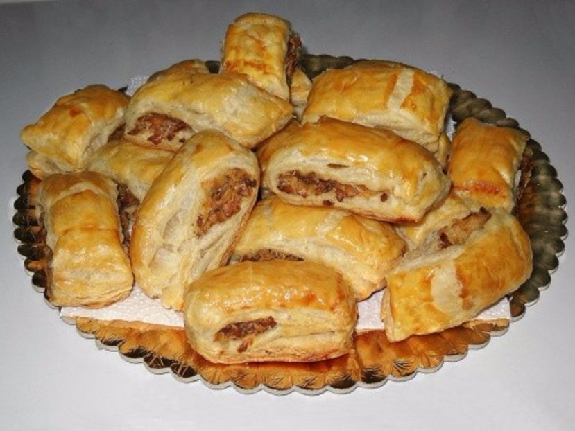 7 - ALEGE O POZA LIBERA CU PLĂCINTELE PATEURI DELICIOASE YUMMY