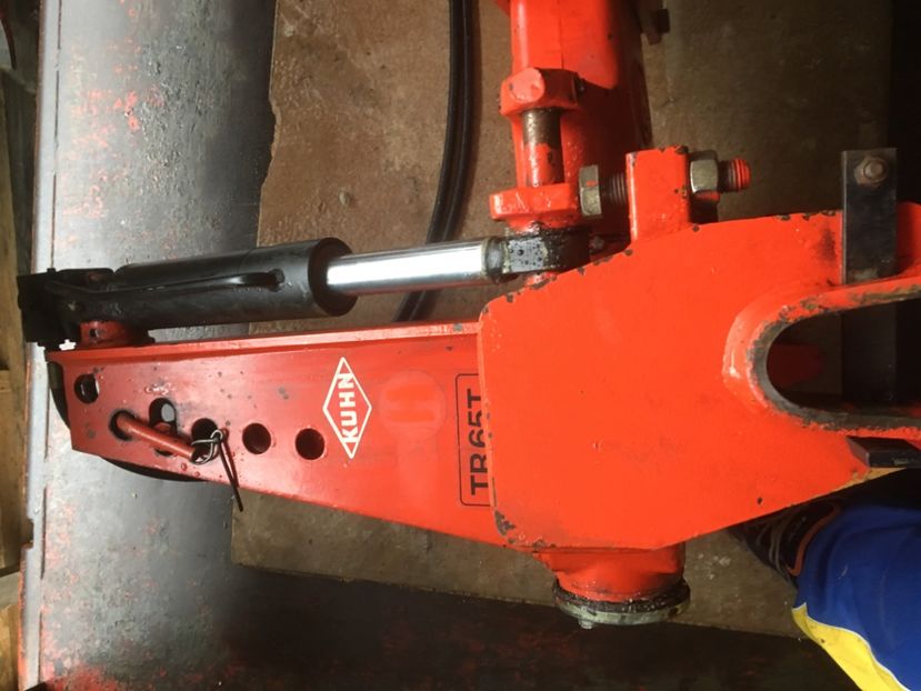 08875A01-B62E-400E-BD70-DF0DA01F51A1 - PLUG KUHN HUARD TR 65 T