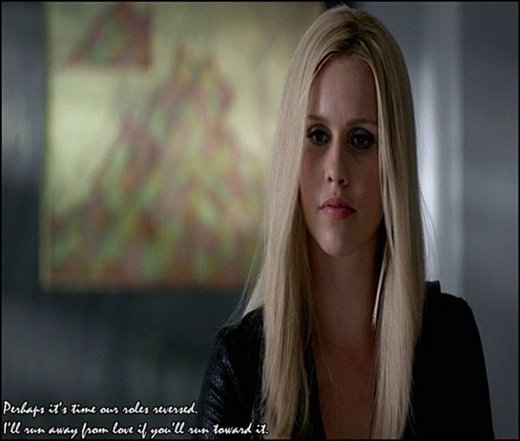 → (apare-n spatele ei şi măreşte ochii) Wowowow!! Ce prezențăă, Eleno, ce faaaci? (merge în fața ei - 01 x welcome to mystic falls