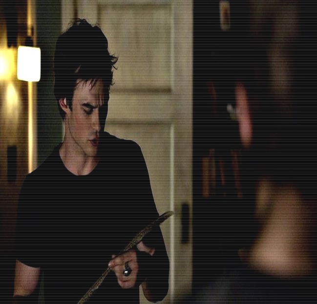 ━ ♘.; # Stătea sprijinit în umăr lângă fereastră, cu un pahar de scotch în mână şi - 01 x welcome to mystic falls