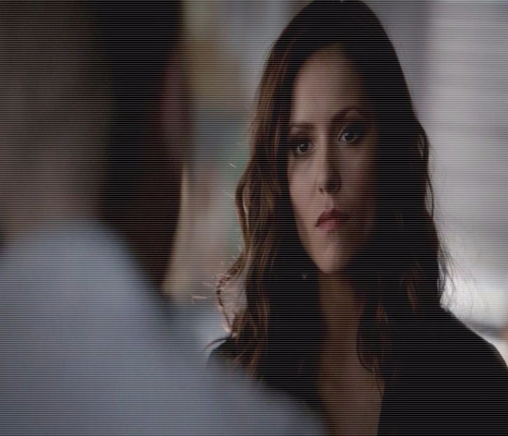 — # Își întoarce privirea în direcția ușii când o aude pe Elena și - 01 x welcome to mystic falls