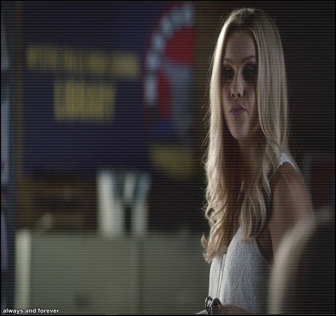 → (intră în casă în viteză, oprindu-se bursc în mijlocul livingului, se uită la ei) Adineauri am - 01 x welcome to mystic falls