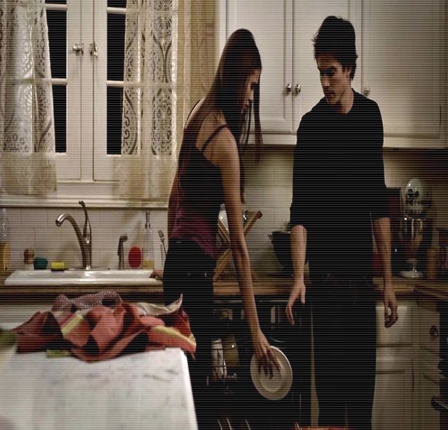 ━ ♘.; # Îi salută din cap pe frac-su când intră-n casă, scuturând din cap când îl vede ce - 01 x welcome to mystic falls