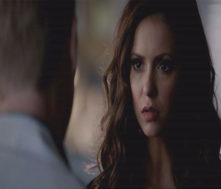 — # Trage de gumă și o întinde, privindu-l. Uite împărțim și guma, dar dacă vrei o putem împărți - 01 x welcome to mystic falls