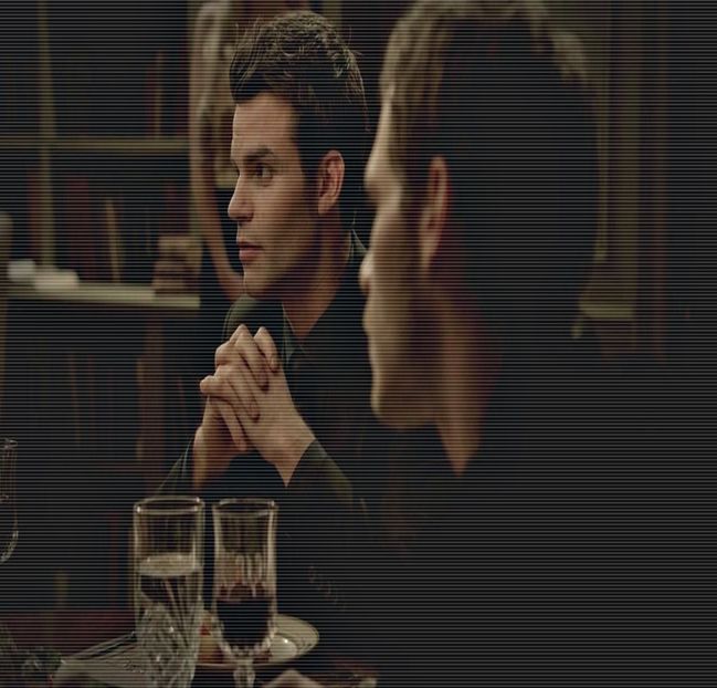 ━ ♘.; # După ce mai ia o gură din paharul pe care-l avea în mână, îşi înclină capul într-o - 01 x welcome to mystic falls