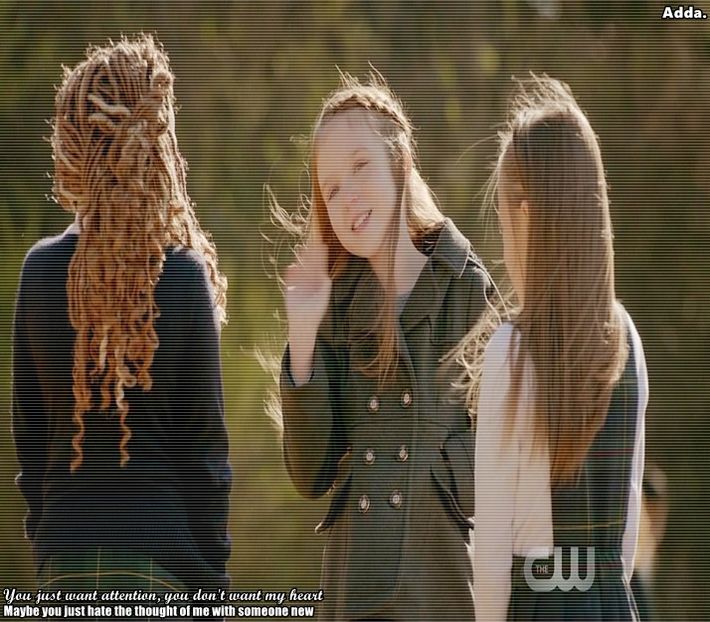 》*ia batonul și zâmbește* Mulțumesc. Am tot mâncat legume și fructe în ultimele zile, + - 01 x welcome to mystic falls