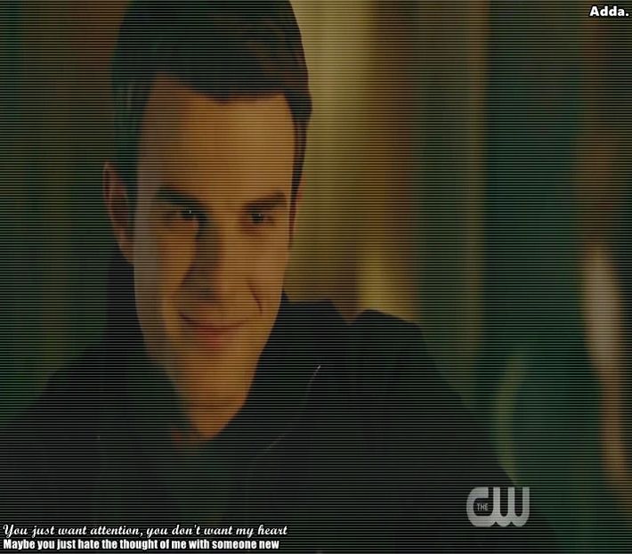 》*se așează la masă, bea niște suc de portocale și se uită la ele* - 01 x welcome to mystic falls