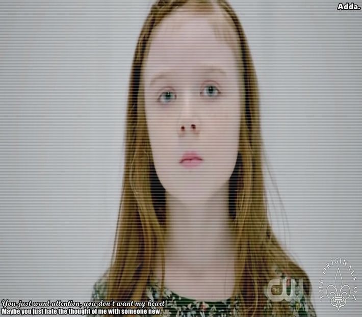 》Da, am fost atentă la mami cum le face. *vede brățara pe jos și până să se aplece s-o + - 01 x welcome to mystic falls