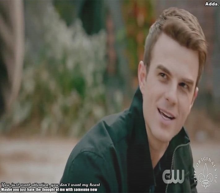 》Ce te uiți așa la mine? Știu că-s chipeș. Hai bate ouăle că mi-e foame!! =)))) #Caro. - 01 x welcome to mystic falls