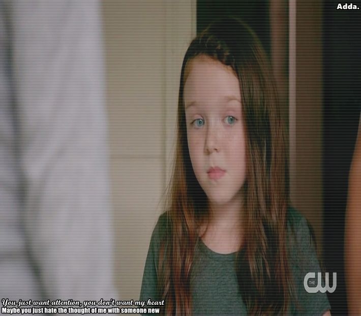 》*aplaudă* Suuuuper. Acum trebuie să faci clătitele la tigaie, nu? *se duce și ia borcanul + - 01 x welcome to mystic falls