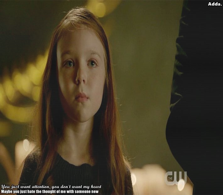 》*merge și se urcă pe blat, lângă aragaz. Se uită la ea cum face clătite* #Caro. *o aude+ - 01 x welcome to mystic falls