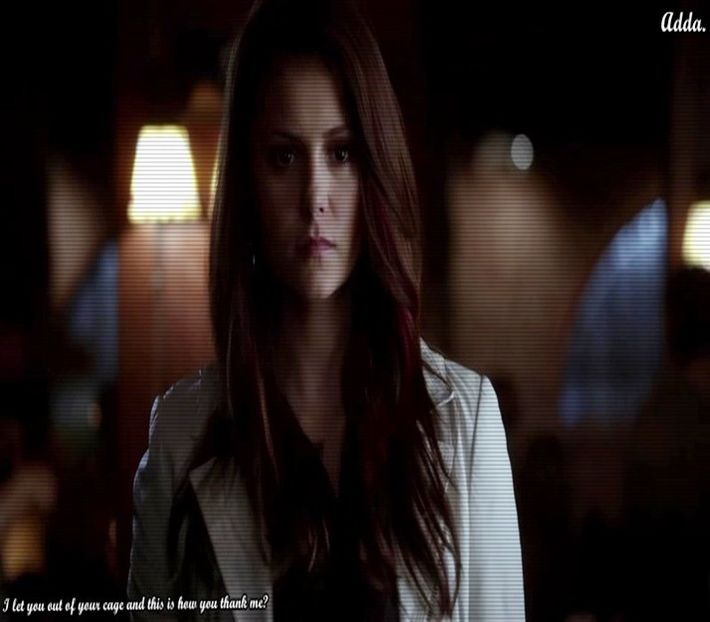 》*Când ajung, se dă jos din mașină și îl urmează unde merge. Intră cu el în clădire și + - 01 x welcome to mystic falls