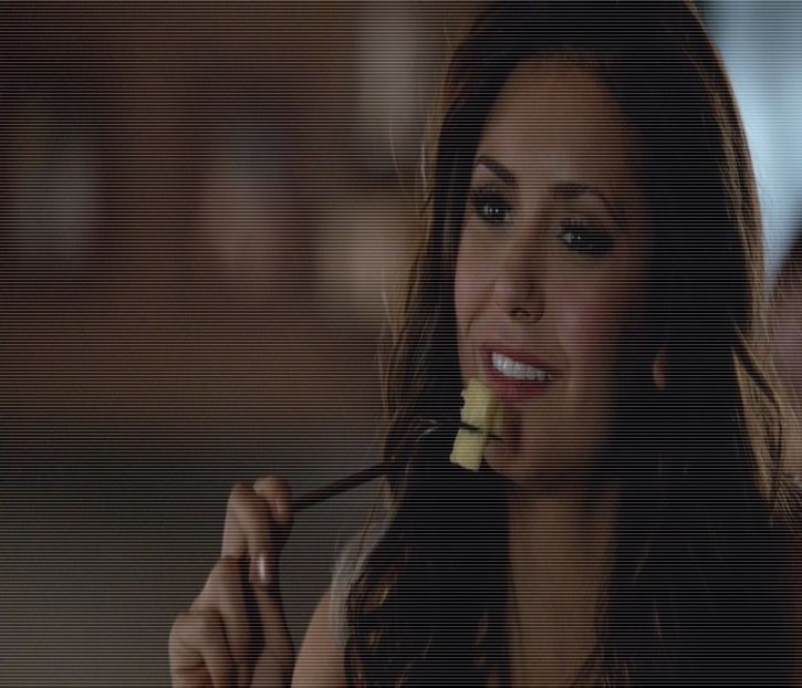 — # Stă cu clătita goală în gură și se uită la Kol, deschizând repede gura, iar după ce termină - 01 x welcome to mystic falls