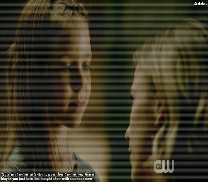 》Mulțumesc. *ia clătita și începe să mănânce* #Caro. *râde* Super, poate mi-l faci și + - 01 x welcome to mystic falls