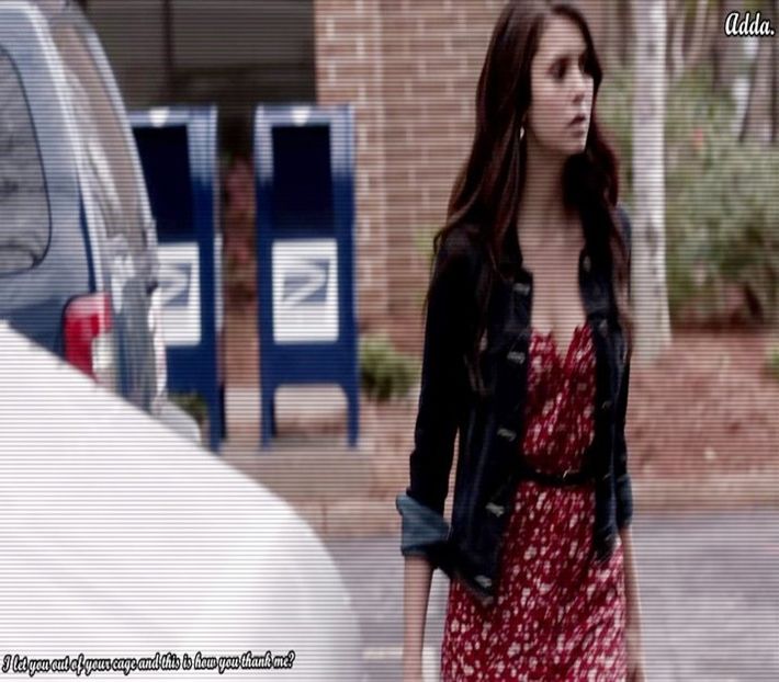 》*Se așează pe un scaun de acolo, cu fața spre spătar, și se uită la el, sprijinindu-și + - 01 x welcome to mystic falls