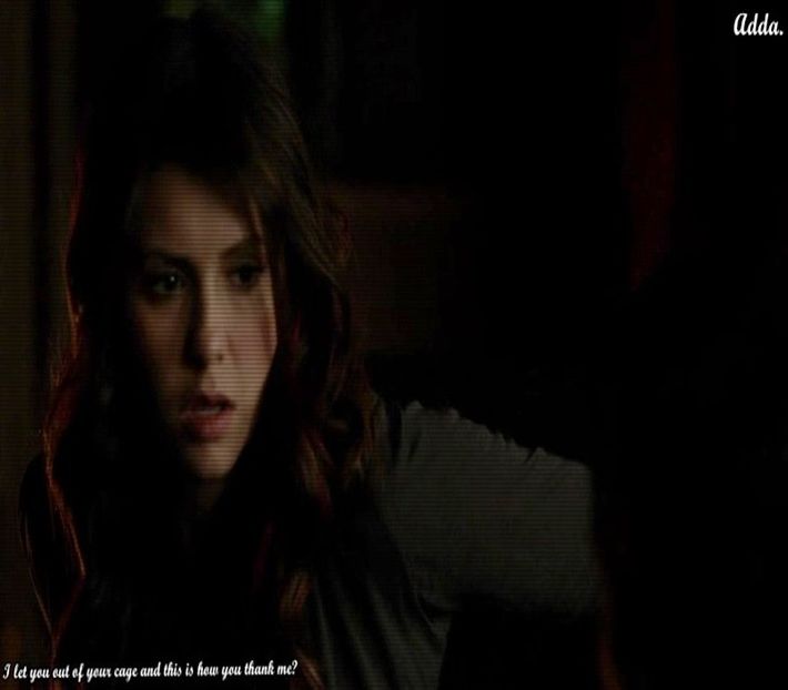 》Îi urmărește degetul cu privirea și tremură scurt pentru că o gâdila, apoi își ridică din + - 01 x welcome to mystic falls