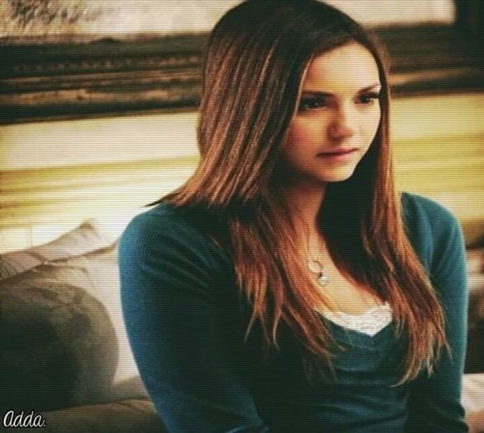 》Cu plăcere. *Râde văzându-l. Îi scapă niște nutella din clătită pe unul dintre sacourile + - 01 x welcome to mystic falls