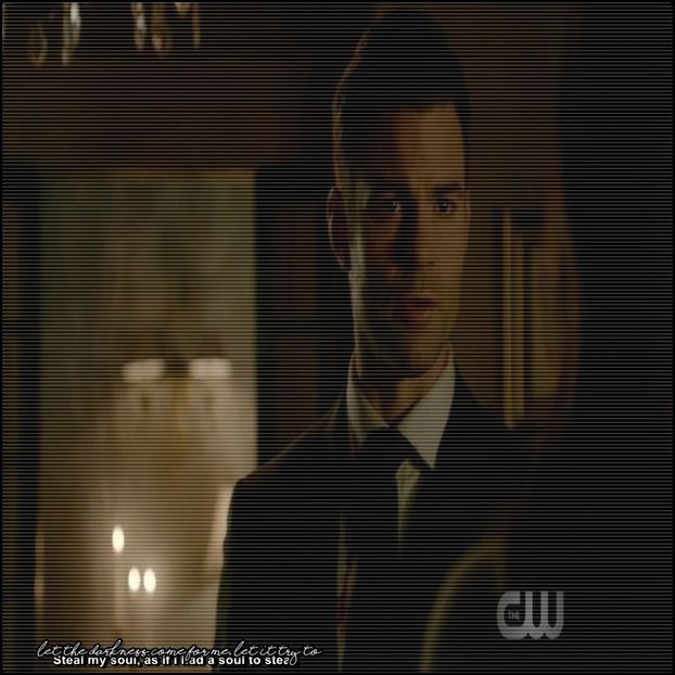 ━ ♘.; # O salută pe Caroline printr-un gest scurt al mâinii când îşi face prezenţa în living, - 01 x welcome to mystic falls