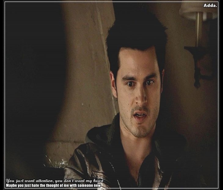 》și scoate cartela pentru a nu fi localizați. O ia pe Martha și se întorc sus la treburile lor, + - enjoy martha at her house