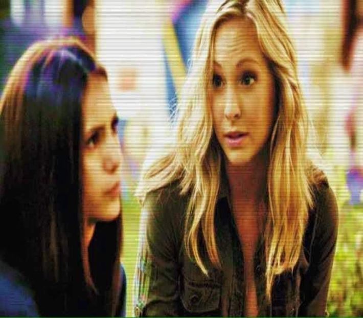 ☠ .мαмα ✰ ๒єคг ☕☂   [cl] își simte telefonul vibrând în buzunar și îl scoate , privește confuză - 01 x welcome to mystic falls