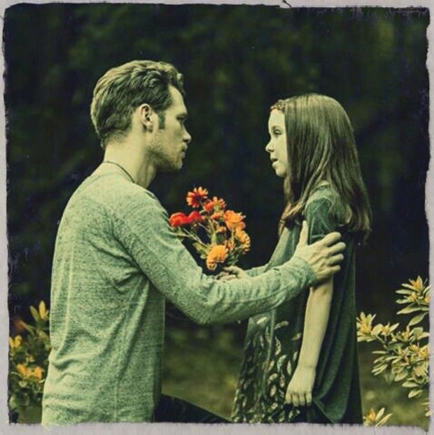 ╬ ﻉ√٥ﺎ; Poate maine mergem si calaresti unul. #imi duc privirea pe foaie si ma apuc de facut - 01 x welcome to mystic falls