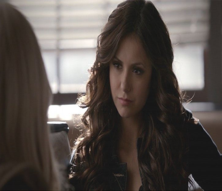 — Ugh, nasoală situație... # O privește scurt pe Caroline continuând să-i onduleze părul lui - 01 x welcome to mystic falls