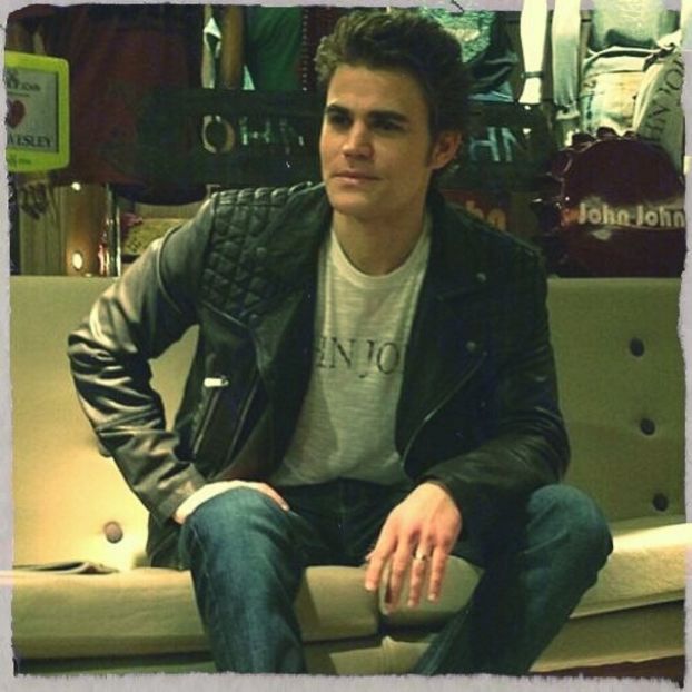 ╬┇ #ma ridic de pe canapea si merg catre dulap dupa ce observ ca nu mai am mult in sticla si o - 01 x welcome to mystic falls