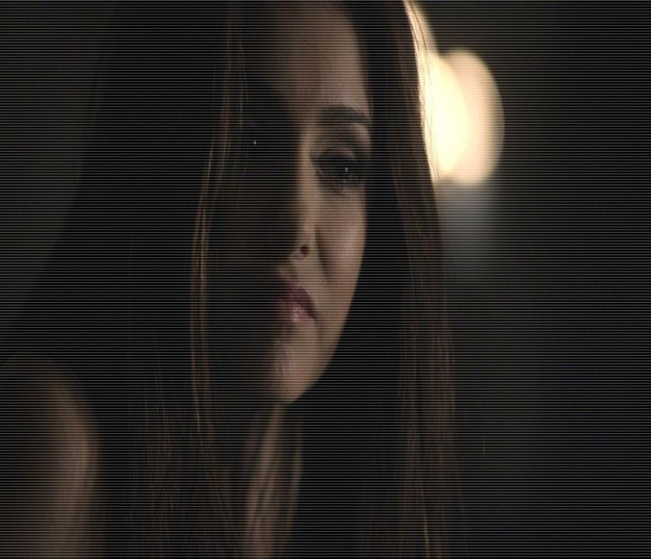 — # Își lasă capul într-o parte și începe să se joace cu o buclă de păr, apărându-i imediat un - 01 x welcome to mystic falls